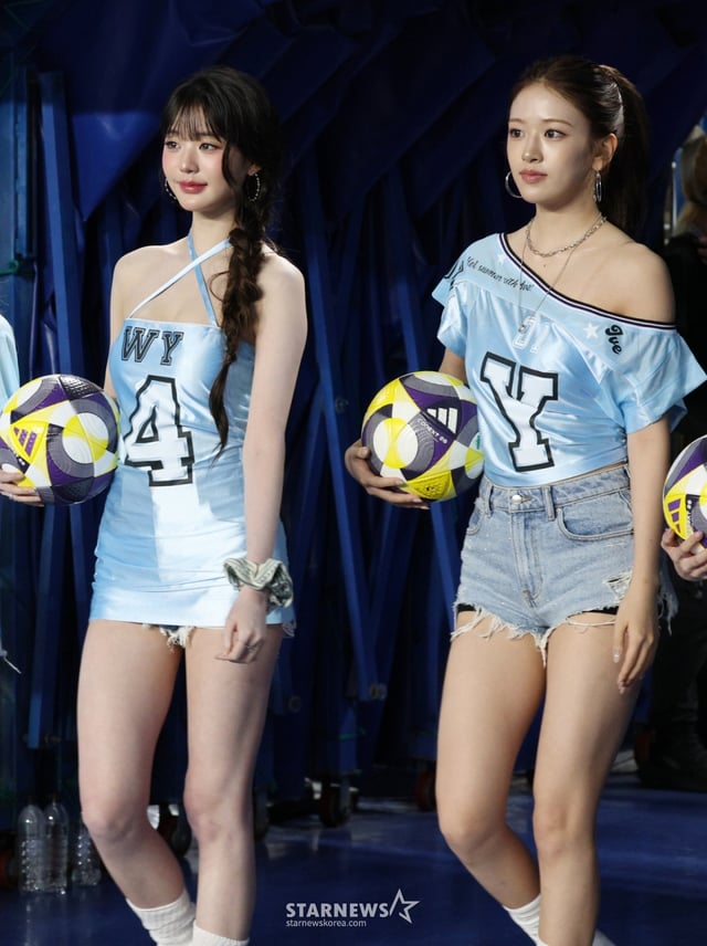 2025 쿠팡플레이 시리즈 팀 K리그 대 뉴캐슬 유나이티드 FC 경기가 수원 월드컵경기장에서 열렸다. 그룹 아이브(IVE-안유진, 레이, 가을, 장원영, 라즈, 이서) 맴버들이 시축을 위해 입장하고 있다. /사진=김진경 kim.jinkyung@