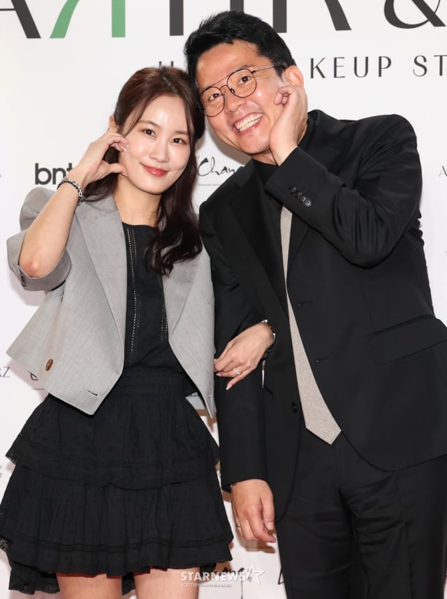 (서울=뉴스1) 권현진 기자 = 개그맨 김지민, 김준호 예비부부가 22일 서울 강남구 한 카페에서 열린 ‘아티르 & 아르즈’ 오프닝 행사에 참석해 포즈를 취하고 있다. 2025.4.22/뉴스1 Copyright © 뉴스1. All rights reserved. 무단 전재 및 재배포, AI학습 이용 금지. /사진=(서울=뉴스1) 권현진 기자