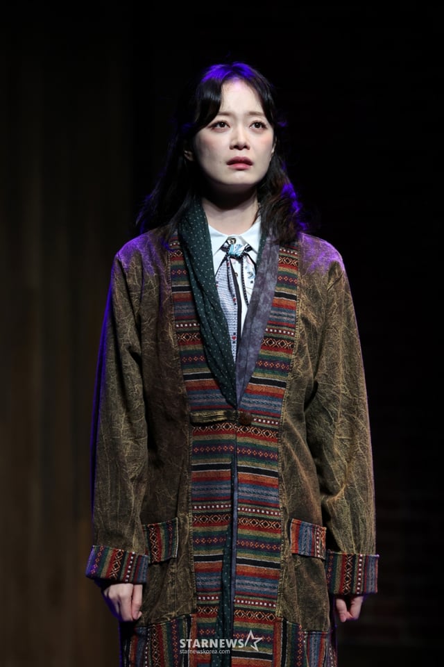 [서울=뉴시스] 박진희 기자 = 연극 '사의 찬미' 배우 배우 전소민(윤심덕 역)이 10일 서울 강서구 LG아트센터 U+스테이지에서 주요 장면을 시연하고 있다. 2025.07.10 pak7130@newsis.com /사진=박진희