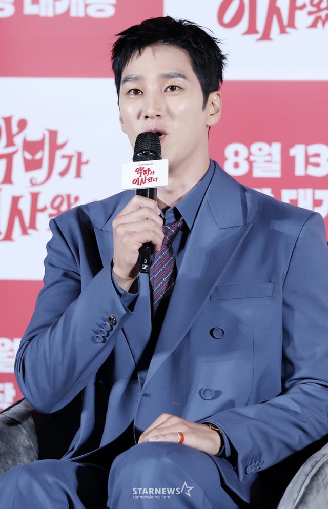배우 안보현이 9일 서울 용산구 CGV용산아이파크몰에서 진행된 영화 '악마가 이사왔다(이상근 감독)' 제작보고회에 참석해 질의응답을 하고 있다. /2025.07.09 /사진=김휘선 hwijpg@