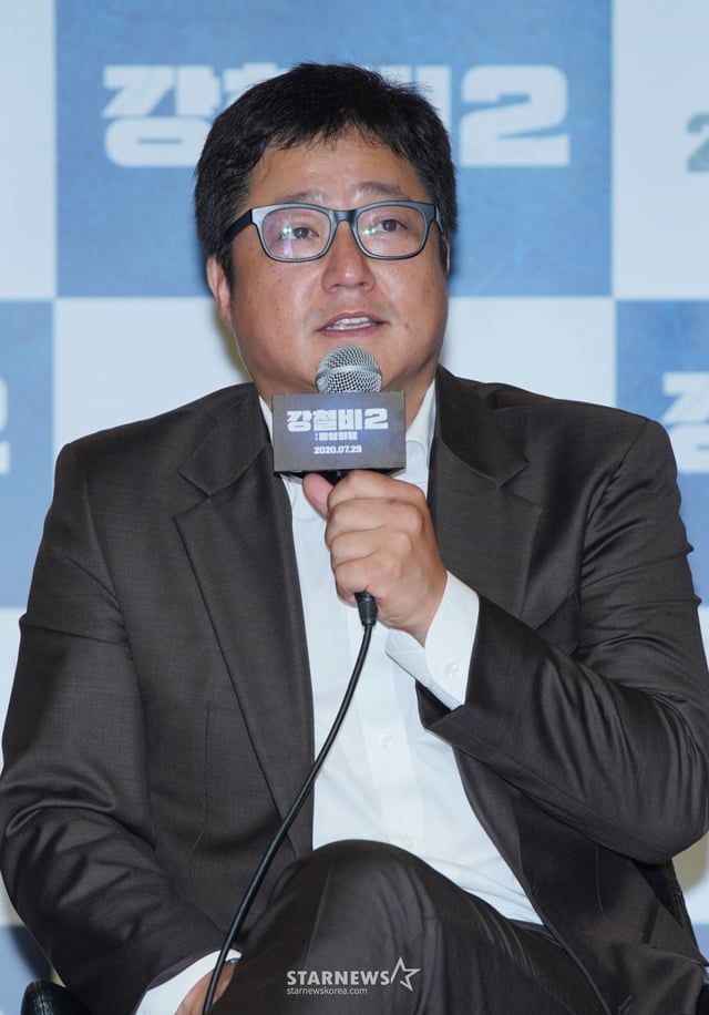 배우 곽도원이 2일 오전 온라인 생중계로 진행된 영화 '강철비2' 제작발표회에서 질문에 답하고 있다. /사진제공=앤드크레딧