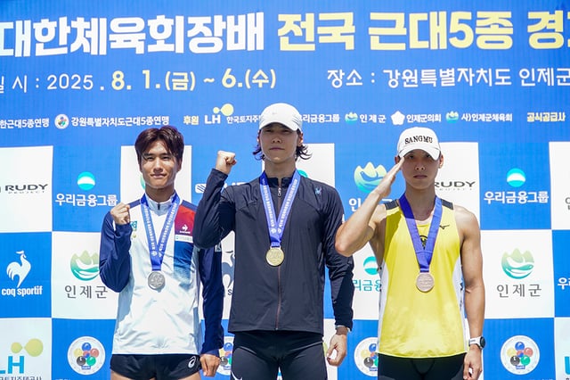 제3회 대한체육회장배 전국근대5종경기대회 남자 일반부 금메달을 차지한 소현석(가운데). 왼쪽은 은메달 이주찬, 오른쪽은 김유빈. /사진=대한근대5종연맹
