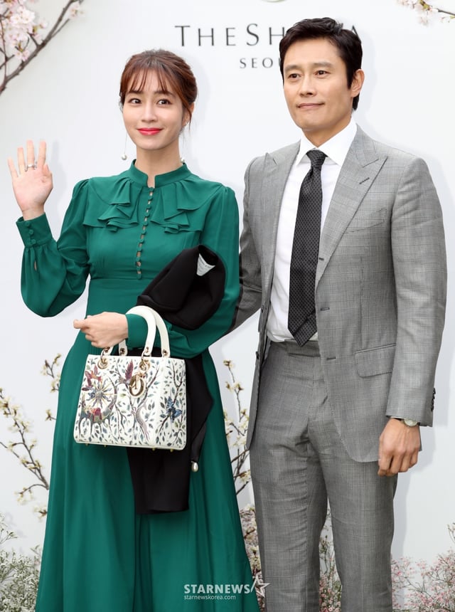 배우 이병헌, 이민정 부부가 7일 오후 서울 중구 신라호텔에서 열리는 배우 이정현의 결혼식에 참석해 포즈를 취하고 있다.
