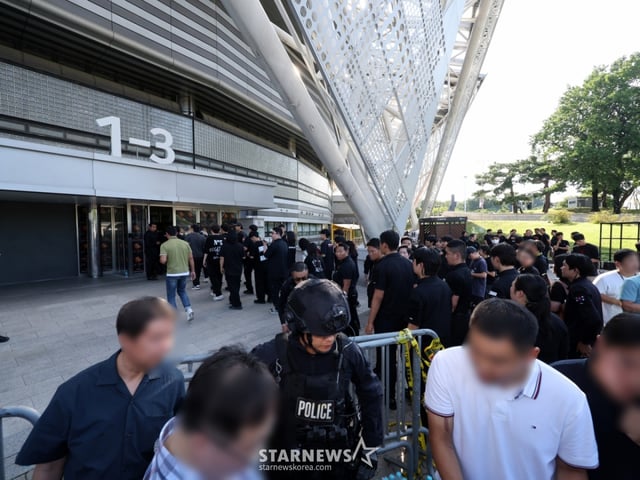 (서울=뉴스1) 황기선 기자 = 10일 오후 서울 송파구 올림픽 체조경기장(KSPO돔) 내 폭발물이 설치 됐다는 신고가 들어와 경찰들이 현장을 통제하고 있다.  경찰 등에 따르면 이날 오후 1시 45분쯤 올림픽공원 내 한국체육산업개발 측으로 'KSPO돔에 폭발물을 설치했다'는 팩스가 접수됐다. 신고를 받은 경찰은 경찰특공대를 투입해 수색을 진행 중이다. 한편 이날 오후 KSPO돔에서 콘서트를 열 예정이던 그룹 더보이즈는 SNS 긴급 공지를 통해 “KSPO DOME 공연장 내부 시설 점검으로 인해 금일 하우스 오픈 및 공연 시작 시간이 부득이하게 연기될 예정”이라고 밝혔다. 2025.8.10/뉴스1  Copyright © 뉴스1. All rights reserved. 무단 전재 및 재배포,  AI학습 이용 금지.사진=(서울=뉴스1) 황기선 기자