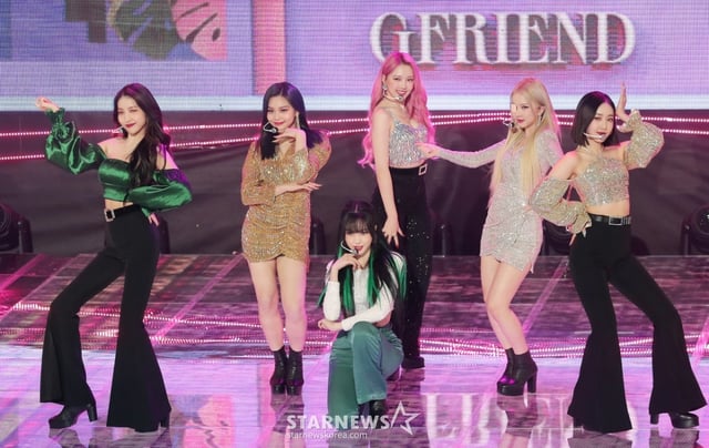 걸그룹 여자친구가 2020년 11월 9일 오후 서울 마포구 상암동 SBS프리즘타워에서 진행된 새 정규앨범 '回:Walpurgis Night'(회:발푸르기스의 밤) 발매기념 쇼케이스에서 멋진 무대를 선보이고 있다. 