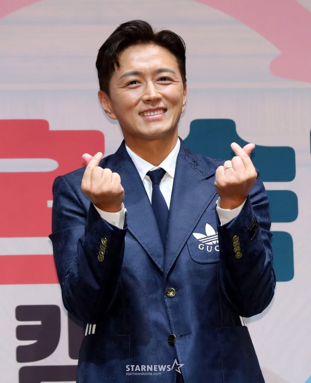 [서울=뉴시스] 김혜진 기자 = 배우 진태현이 13일 오전 서울 구로구 라마다 신도림에서 열린 JTBC 예능 프로그램 '이혼숙려캠프' 제작발표회에서 포즈를 취하고 있다.  '이혼숙려캠프'는 이혼 위기 부부들의 55시간 관계 회복 프로젝트를 담은 프로그램이다. 오는 15일부터 매주 목요일 밤 10시 40분에 방송. 2024.08.13. jini@newsis.com /사진=김혜진