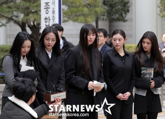 어도어가 뉴진스(NJZ) 멤버들을 상대로 제기한 '기획사 지위보전 및 광고계약 체결 등 금지 가처분' 첫 심문기일이 2025년 3월 7일 오전 서울 서초구 중앙지방법원에서 열린 가운데 걸그룹 뉴진스가 입장을 밝히고 있다. 2025.03.07 /사진=김창현 chmt@