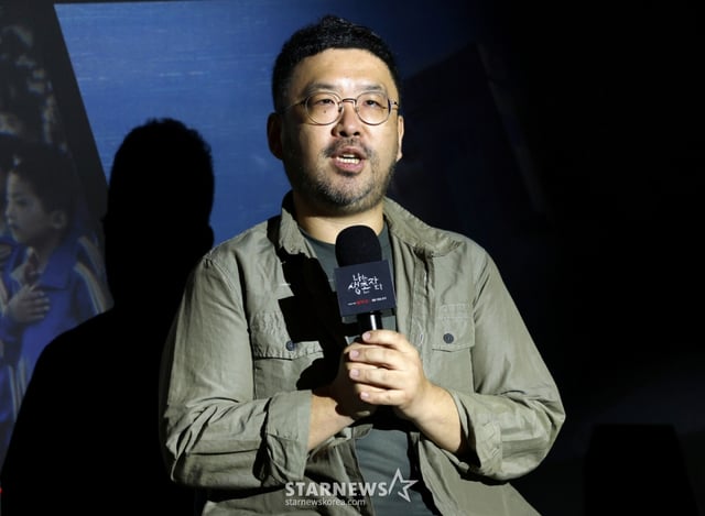 조성현 PD가 13일 서울 용산구 CGV용산에서 진행된 넷플릭스 다큐 '나는 생존자다' 제작발표회에 참석해 질의응답을 하고 있다.  '나는 생존자다'는 2023년 넷플릭스 다큐멘터리 시리즈 '나는 신이다'의 후속작으로, 오는 15일 공개될 예정이다. 총 8개 에피소드로 구성된 이번 시리즈에서는 JMS와 부산 형제복지원, 지존파 사건, 삼풍백화점 붕괴 참사 등 4개 사건의 생존자 목소리가 담긴다. /2025.08.13 /사진=김휘선 hwijpg@