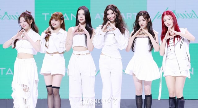 그룹 앳하트가 13일 서울 용산구 블루스퀘어에서 진행된 데뷔 앨범 'Plot Twist' 발매 기념 쇼케이스에서 포즈를 취하고 있다. /2025.08.13 /사진=김휘선 hwijpg@