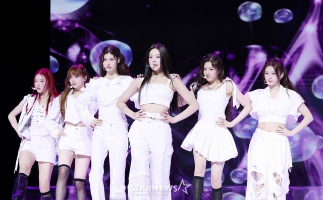 그룹 앳하트가 13일 서울 용산구 블루스퀘어에서 진행된 데뷔 앨범 'Plot Twist' 발매 기념 쇼케이스에서 멋진 무대를 선보이고 있다. /2025.08.13 /사진=김휘선 hwijpg@