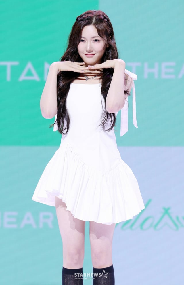 그룹 앳하트 서현이 13일 서울 용산구 블루스퀘어에서 진행된 데뷔 앨범 'Plot Twist' 발매 기념 쇼케이스에서 포즈를 취하고 있다. /2025.08.13 /사진=김휘선 hwijpg@