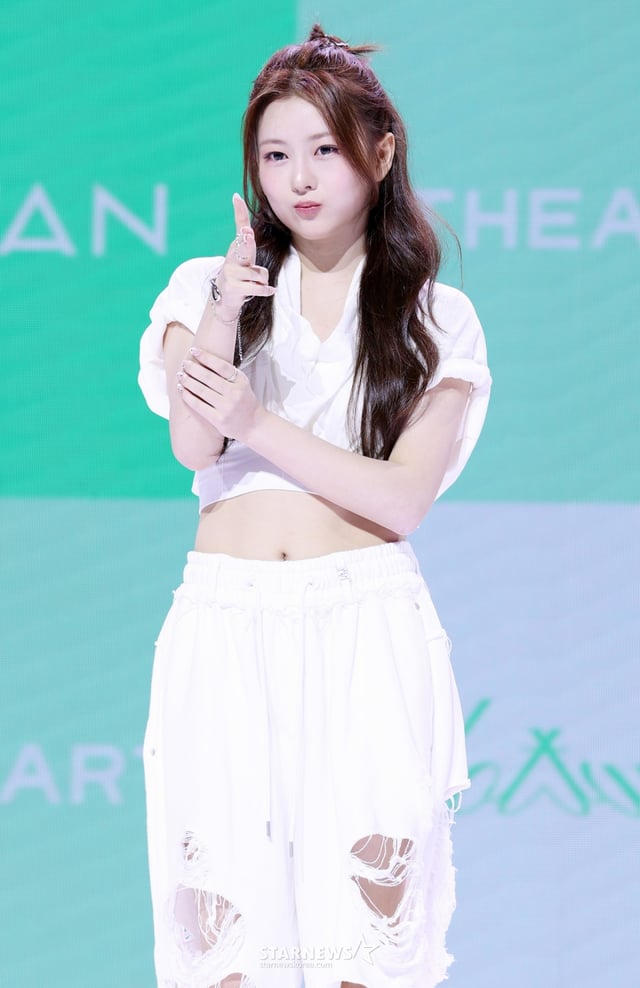 그룹 앳하트 봄이 13일 서울 용산구 블루스퀘어에서 진행된 데뷔 앨범 'Plot Twist' 발매 기념 쇼케이스에서 포즈를 취하고 있다. /2025.08.13 /사진=김휘선 hwijpg@
