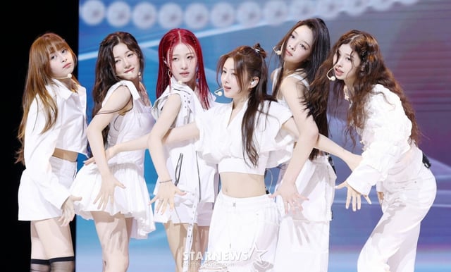 그룹 앳하트가 13일 서울 용산구 블루스퀘어에서 진행된 데뷔 앨범 'Plot Twist' 발매 기념 쇼케이스에서 멋진 무대를 선보이고 있다. /2025.08.13 /사진=김휘선 hwijpg@