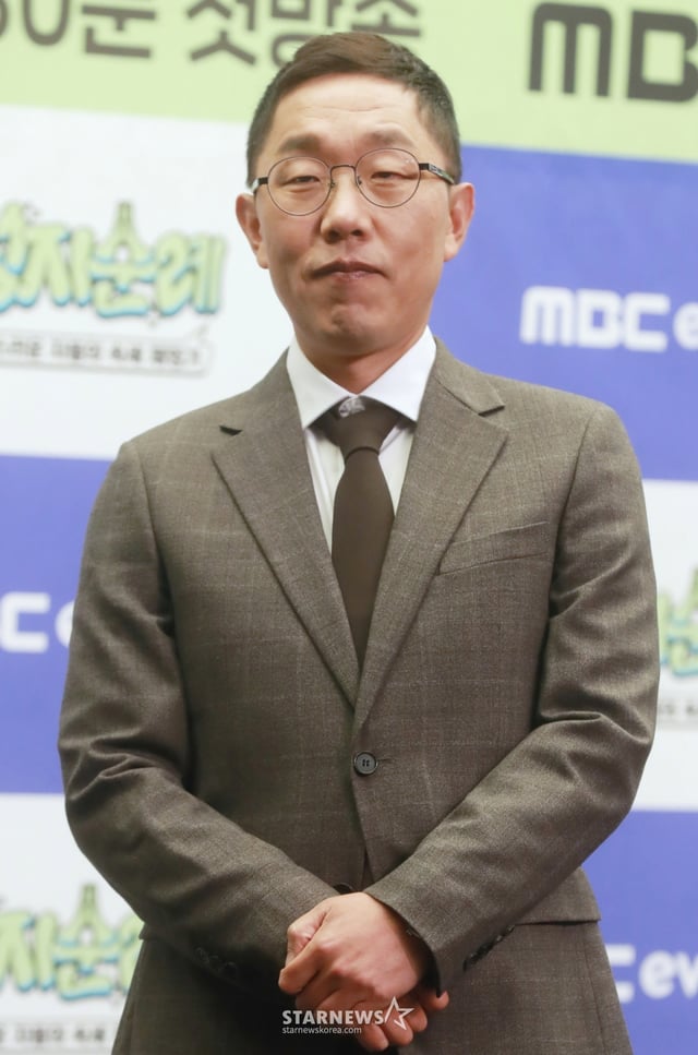 방송인 김제동이 27일 오전 서울 마포구 상암동 스탠포드호텔에서 진행된 MBC에브리원 새 예능 '성지순례' 제작발표회에 참석해 포즈를 취하고 있다. 범인(凡人)들의 욕망 가득한 성지를 찾아 나선 개신교, 불교, 천주교 성직자들의 홀리한 속세 체험기를 담은 버라이어티 프로그램 '성지순례'는 오는 31일 첫 방송된다. /2023.10.27 /사진=이동훈