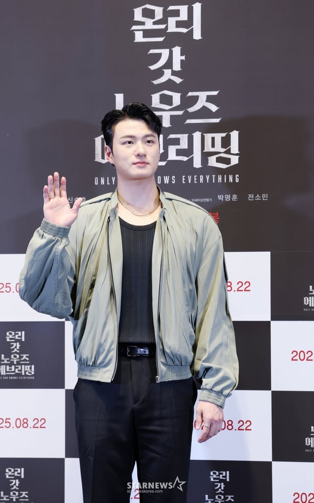 배우 신승호가 13일 서울 강남구 코엑스 메가박스에서 진행된 영화 '온리 갓 노우즈 에브리띵' 언론시사회 및 기자간담회에 참석해 포즈를 취하고 있다. /2025.08.13 /사진=김휘선 hwijpg@