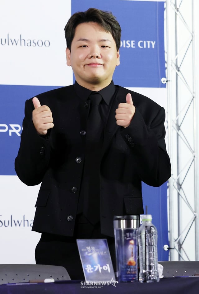 방송인 곽준빈이 25일 서울 영등포구 여의도 CGV에서 진행된 제4회 청룡시리즈 어워즈' 핸드프린팅 행사에서 포즈를 취하고 있다./2025.06.25 /사진=김휘선 hwijpg@