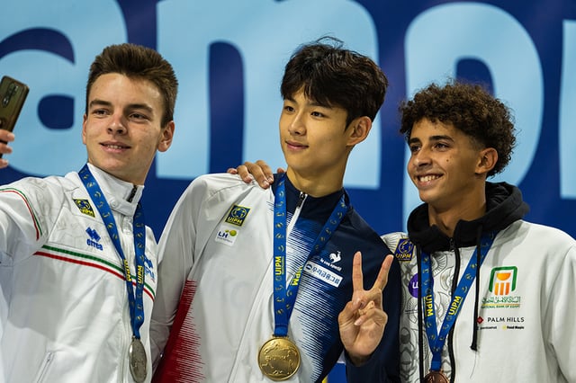지난해 열린 국제근대5종연맹(UIPM) U-19 세계선수권대회 시상식 후 기념 사진을 촬영하고 있는 임태경(가운데). /사진=대한근대5종연맹 제공