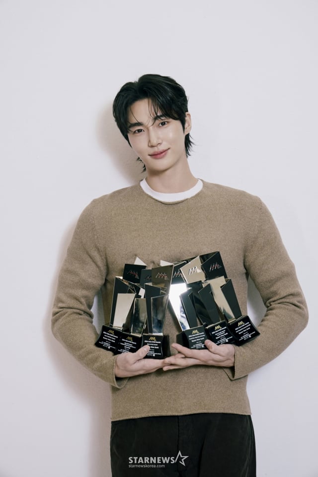 배우 변우석이 서울 종로구 스타뉴스 사옥에서 진행된 '제 9회 아시아 아티스트 어워즈'(The 9th Asia Artist Awards, 이하 'AAA 2024')' 수상 인터뷰를 위해 포즈를 취하고 있다.  변우석은 2024년 12월 27일(현지시각) 태국 방콕에서 열린 'AAA 2024'에서 '대상' 격인 '올해의 남우주연상'과 더불어 'AAA 인기상', 'AAA 아시아 셀러브리티상', '베스트 아티스트상', '베스트 커플상', '베스트 OST상' 등을 차지했다. / 사진제공=바로엔터테인먼트 /사진=김창현 chmt@