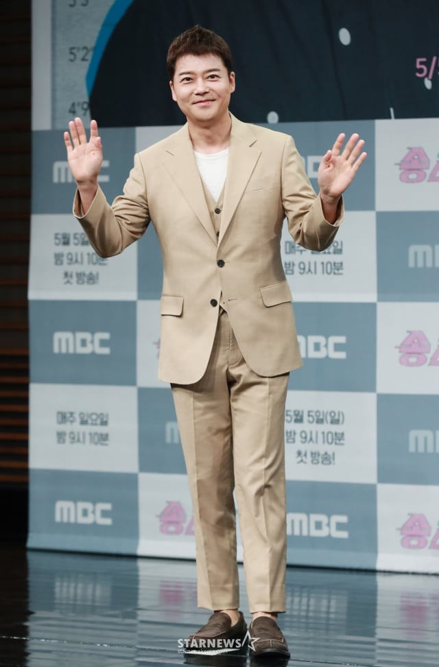 방송인 전현무가 3일 오전 서울 마포구 상암동 MBC에서 진행된 예능 '송스틸러' 제작발표회에 참석해 포즈를 취하고 있다.  갖고 싶은 남의 곡을 대놓고 훔칠 수 있는 기회를 제공하는 신개념 음악 프로그램 '송스틸러'는 오는 5일 첫 방송된다. /2024.05.03 /사진=이동훈