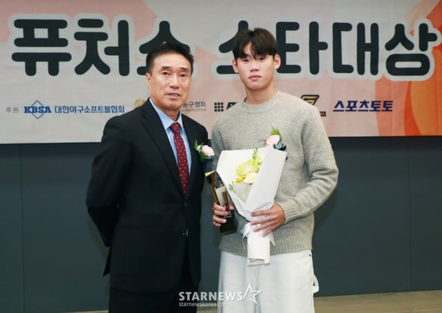 지난해 11월 서울 프레스센터에서 진행된 2024 퓨처스 스타대상 시상식(주최 스타뉴스)에서 축구부문 스타상을 수상한 박승수가 하석주 대한축구협회 부회장과 포즈를 취하고 있다. ‘퓨처스 스타대상’은 한국 스포츠 발전과 아마추어 체육 활성화에 기여하고자 제정됐다. /사진=이동훈 기자