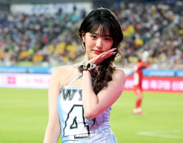 [수원=뉴시스] 이영환 기자 = 2025년 7월 30일 오후 경기 수원시 팔달구 수원월드컵경기장에서 열린 2025 쿠팡플레이 시리즈 뉴캐슬 유나이티드와 팀 K리그의 경기에서 하프타임 공연을 마친 아이브 장원영이 그라운드를 나서고 있다. 2025.07.30. 20hwan@newsis.com /사진=이영환