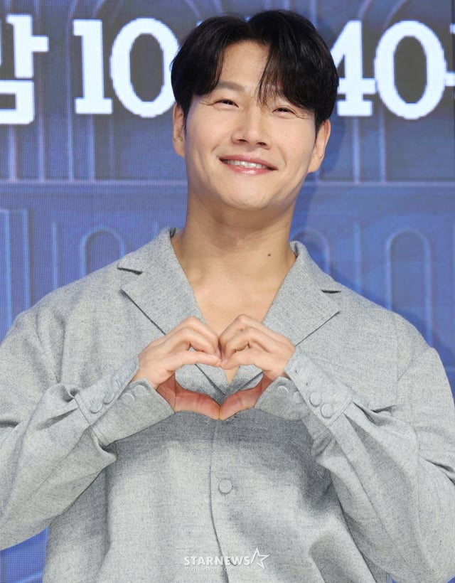 (서울=뉴스1) 권현진 기자 = 가수 김종국이 2월 4일 오전 서울 강남구 강남 엘리에나 호텔에서 열린 Mnet ‘커플팰리스2’ 제작발표회에 참석해 포즈를 취하고 있다. ‘커플팰리스2’는 완벽한 결혼 상대를 찾는 싱글남녀들을 위한 대규모 커플 매칭 서바이벌로 ‘결혼정보회사(결정사)’ 못지않은 극사실적 매칭 시스템을 통해 평생을 함께하고 싶은 동반자를 찾는 예능이다. 2025.2.4/뉴스1 Copyright © 뉴스1. All rights reserved. 무단 전재 및 재배포, AI학습 이용 금지. /사진=(서울=뉴스1) 권현진 기자