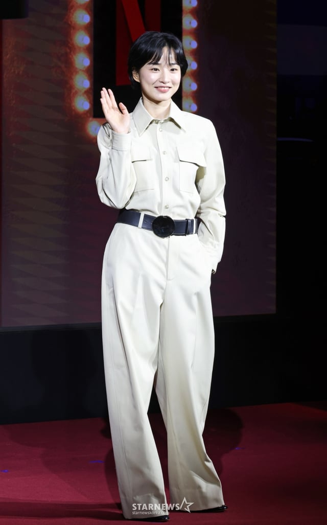 배우 방효린이 18일 오전 서울 마포구 호텔나루 서울 엠갤러리에서 진행된 넷플릭스 오리지널 시리즈 '애마' 제작발표회에 참석해 포즈를 취하고 있다. 1980년대 한국을 강타한 에로영화의 탄생 과정 속, 화려한 스포트라이트에 가려진 어두운 현실에 용감하게 맞짱 뜨는 톱스타 ‘희란’과 신인 배우 ‘주애’의 이야기를 그린 넷플릭스 시리즈 '애마'는 오는 22일 공개된다. /2025.08.18 /사진=이동훈 photoguy@