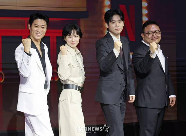 배우 진선규, 방효린, 조현철, 이해영 감독이 18일 오전 서울 마포구 호텔나루 서울 엠갤러리에서 진행된 넷플릭스 오리지널 시리즈 '애마' 제작발표회에 참석해 포즈를 취하고 있다. 1980년대 한국을 강타한 에로영화의 탄생 과정 속, 화려한 스포트라이트에 가려진 어두운 현실에 용감하게 맞짱 뜨는 톱스타 ‘희란’과 신인 배우 ‘주애’의 이야기를 그린 넷플릭스 시리즈 '애마'는 오는 22일 공개된다. /2025.08.18 /사진=이동훈 photoguy@