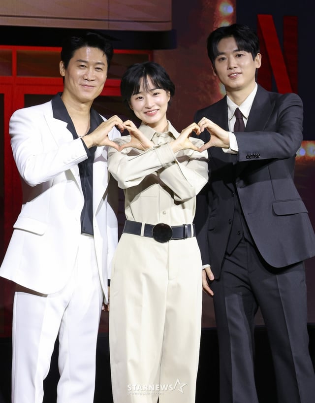 배우 진선규, 방효린, 조현철이 18일 오전 서울 마포구 호텔나루 서울 엠갤러리에서 진행된 넷플릭스 오리지널 시리즈 '애마' 제작발표회에 참석해 포즈를 취하고 있다. 1980년대 한국을 강타한 에로영화의 탄생 과정 속, 화려한 스포트라이트에 가려진 어두운 현실에 용감하게 맞짱 뜨는 톱스타 ‘희란’과 신인 배우 ‘주애’의 이야기를 그린 넷플릭스 시리즈 '애마'는 오는 22일 공개된다. /2025.08.18 /사진=이동훈 photoguy@