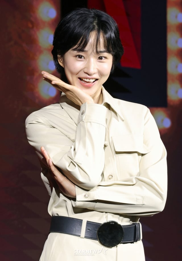 배우 방효린이 18일 오전 서울 마포구 호텔나루 서울 엠갤러리에서 진행된 넷플릭스 오리지널 시리즈 '애마' 제작발표회에 참석해 포즈를 취하고 있다. 1980년대 한국을 강타한 에로영화의 탄생 과정 속, 화려한 스포트라이트에 가려진 어두운 현실에 용감하게 맞짱 뜨는 톱스타 ‘희란’과 신인 배우 ‘주애’의 이야기를 그린 넷플릭스 시리즈 '애마'는 오는 22일 공개된다. /2025.08.18 /사진=이동훈 photoguy@