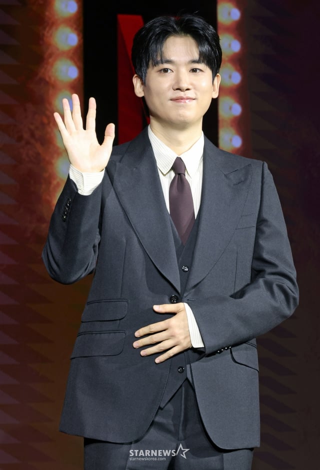 배우 조현철이 18일 오전 서울 마포구 호텔나루 서울 엠갤러리에서 진행된 넷플릭스 오리지널 시리즈 '애마' 제작발표회에 참석해 포즈를 취하고 있다. 1980년대 한국을 강타한 에로영화의 탄생 과정 속, 화려한 스포트라이트에 가려진 어두운 현실에 용감하게 맞짱 뜨는 톱스타 ‘희란’과 신인 배우 ‘주애’의 이야기를 그린 넷플릭스 시리즈 '애마'는 오는 22일 공개된다. /2025.08.18 /사진=이동훈 photoguy@