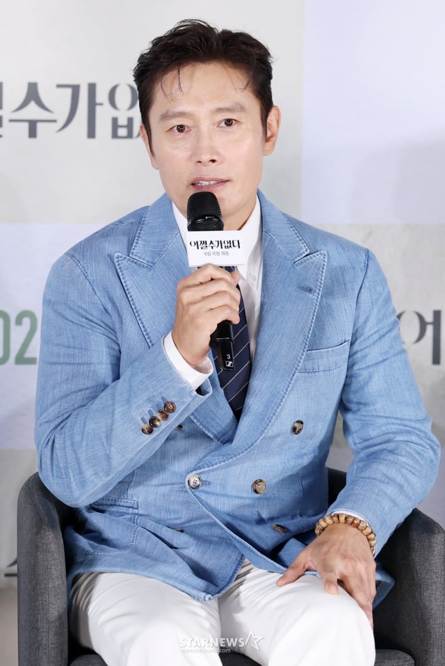 배우 이병헌이 19일 서울 용산구 CGV아이파크몰에서 열린 영화 ‘어쩔수가 없다‘ 제작보고회에서 인사말을 하고 있다. '어쩔 수가 없다'는 모든 것이 만족스러웠던 회사원 만수가 갑작스러운 해고 이후 가족과 집을 지키기 위해 재취업 전쟁에 뛰어드는 이야기를 그린다. 오는 9월 개봉 예정. /2025.08.19 /사진=김휘선 hwijpg@