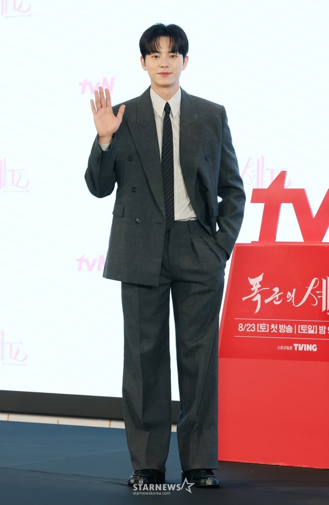 배우 이채민이 19일 오후 서울 구로구 더세인트에서 진행된 tvN 토일드라마 '폭군의 셰프' 제작발표회에 참석해 포즈를 취하고 있다. 최고의 순간 과거로 타임슬립한 셰프가 최악의 폭군이자 절대 미각 소유자인 왕을 만나며 벌어지는 서바이벌 판타지 로맨틱코미디 '폭군의 셰프'는 오는 23일 첫 방송된다. /2025.08.19 /사진=이동훈 photoguy@