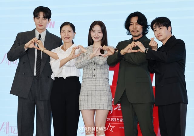 배우 이채민, 서이숙, 임윤아, 최귀화, 오의식이 19일 오후 서울 구로구 더세인트에서 진행된 tvN 토일드라마 '폭군의 셰프' 제작발표회에 참석해 포즈를 취하고 있다. 최고의 순간 과거로 타임슬립한 셰프가 최악의 폭군이자 절대 미각 소유자인 왕을 만나며 벌어지는 서바이벌 판타지 로맨틱코미디 '폭군의 셰프'는 오는 23일 첫 방송된다. /2025.08.19 /사진=이동훈 photoguy@