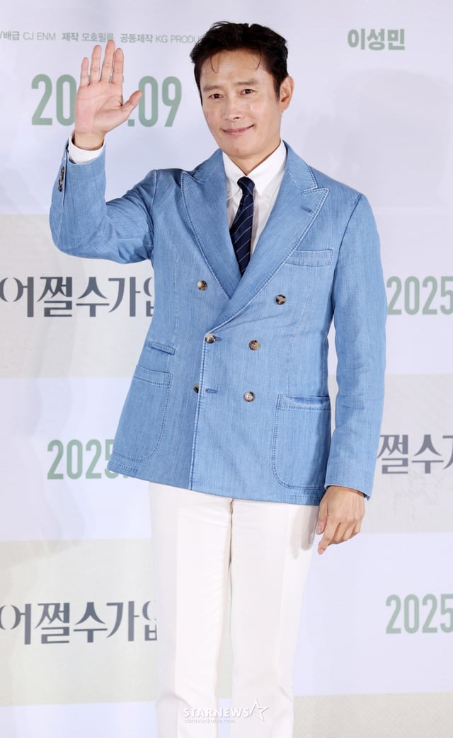 배우 이병헌이 19일 서울 용산구 CGV아이파크몰에서 열린 영화 ‘어쩔수가 없다‘ 제작보고회에서 포즈를 취하고 있다. '어쩔 수가 없다'는 모든 것이 만족스러웠던 회사원 만수가 갑작스러운 해고 이후 가족과 집을 지키기 위해 재취업 전쟁에 뛰어드는 이야기를 그린다. 오는 9월 개봉 예정. /2025.08.19 /사진=김휘선 hwijpg@