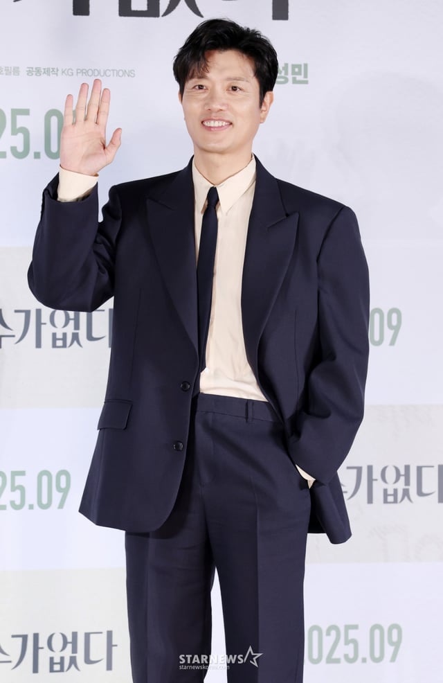 배우 박희순이 19일 서울 용산구 CGV아이파크몰에서 열린 영화 ‘어쩔수가 없다‘ 제작보고회에서 포즈를 취하고 있다. '어쩔 수가 없다'는 모든 것이 만족스러웠던 회사원 만수가 갑작스러운 해고 이후 가족과 집을 지키기 위해 재취업 전쟁에 뛰어드는 이야기를 그린다. 오는 9월 개봉 예정. /2025.08.19 /사진=김휘선 hwijpg@