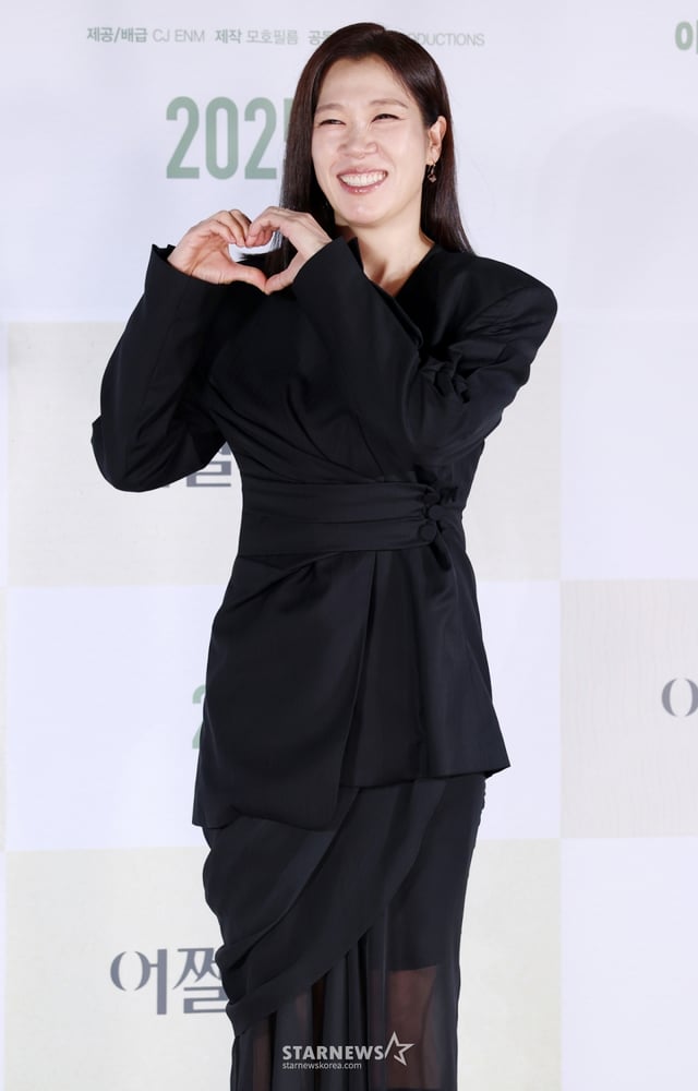 배우 염혜란이 19일 서울 용산구 CGV아이파크몰에서 열린 영화 ‘어쩔수가 없다‘ 제작보고회에서 포즈를 취하고 있다. '어쩔 수가 없다'는 모든 것이 만족스러웠던 회사원 만수가 갑작스러운 해고 이후 가족과 집을 지키기 위해 재취업 전쟁에 뛰어드는 이야기를 그린다. 오는 9월 개봉 예정. /2025.08.19 /사진=김휘선 hwijpg@