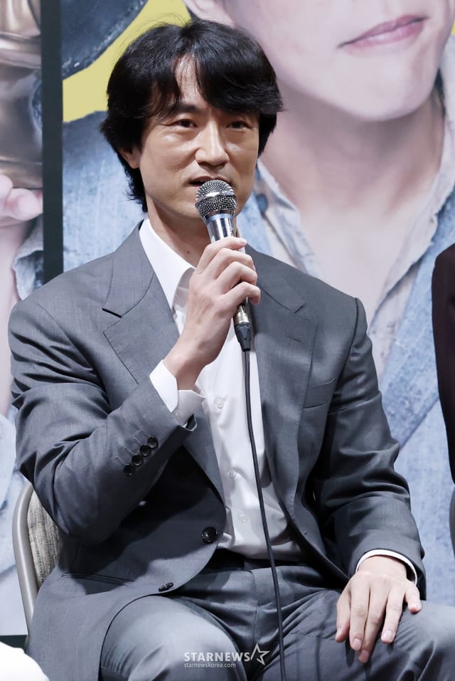 배우 김병철이 19일 서울 종로구 예스24 스테이지에서 열린 연극 '고도를 기다리며를 기다리며' 기자간담회에 참석해 질의응답을 하고 있다. /2025.08.19 /사진=김휘선 hwijpg@