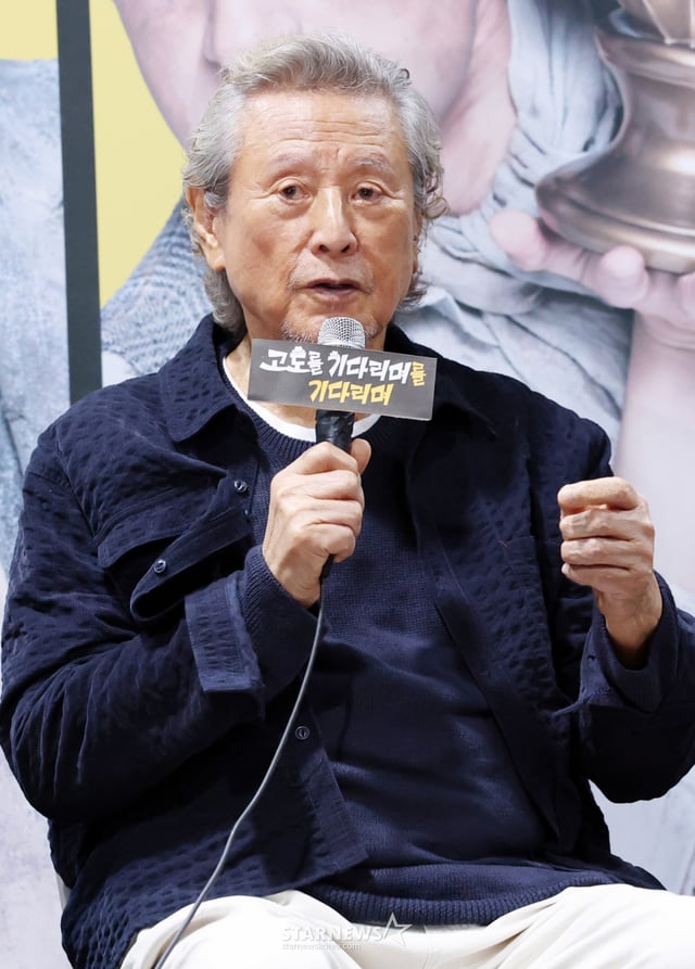 배우 박근형이 19일 서울 종로구 예스24 스테이지에서 열린 연극 '고도를 기다리며를 기다리며' 기자간담회에 참석해 질의응답을 하고 있다. /2025.08.19 /사진=김휘선 hwijpg@