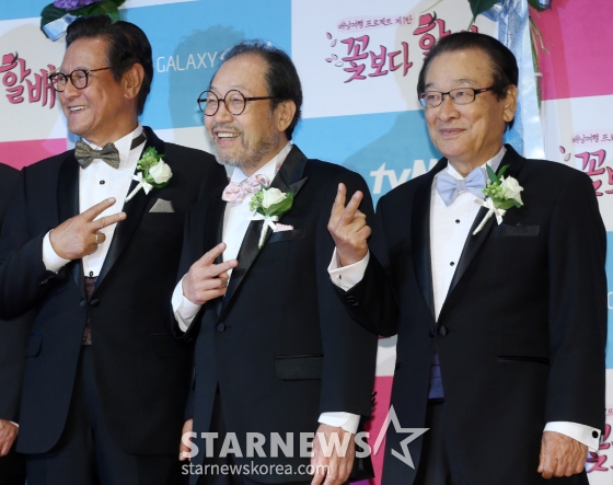 2013년 6월 28일 오후 서울 강남구 논현동 한 웨딩홀에서 tvN 배낭여행 프로젝트 '꽃보다 할배' 기자간담회가 진행되고 있다.  이순재, 신구, 박근형, 백일섭, 이서진이 출연해 '황혼의 배낭여행'을 콘셉트로 한 이야기 '꽃보다 할배'는 7월 5일 첫방송 될 예정이다. /사진=이동훈 기자 photoguy@