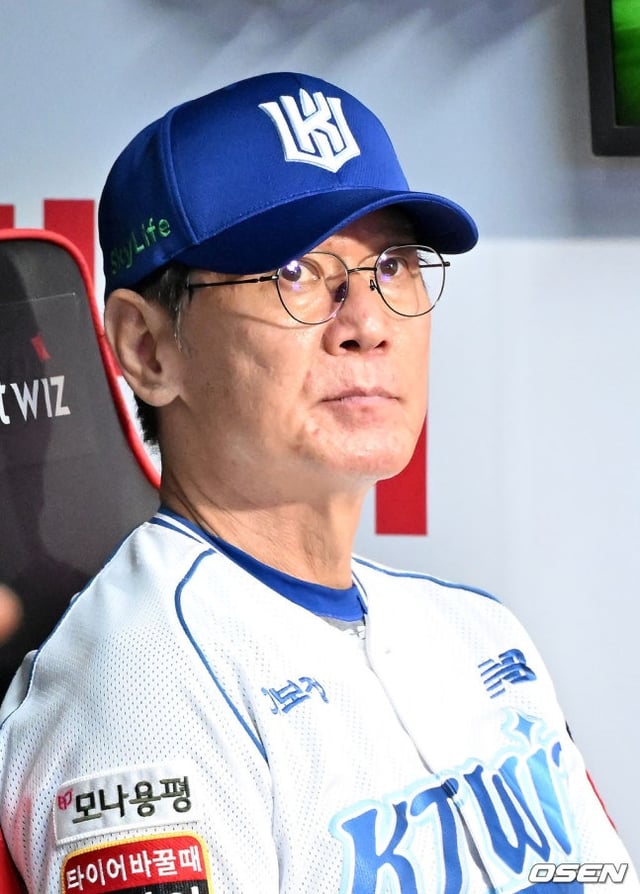 이강철 감독이 경기를 지켜보고 있다.