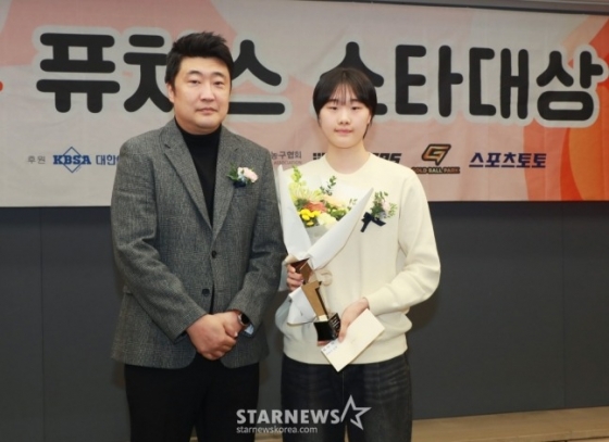 이가현(오른쪽)이 지난해 11월 열린 2024 퓨처스 스타대상 시상식(주최 스타뉴스)에서 농구 부문 스타상을 수상한 뒤 신석 한국중고등학교농구연맹 이사와 포즈를 취하고 있다. /사진=이동훈 기자