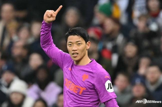 황희찬이 2024년 12월 30일(한국시간) 영국 런던의 토트넘 홋스퍼 스타디움에서 열린 토트넘 대 울버햄튼의 2024~2025시즌 EPL 19라운드에서 골 세리머리를 하고 있다. /AFPBBNews=뉴스1