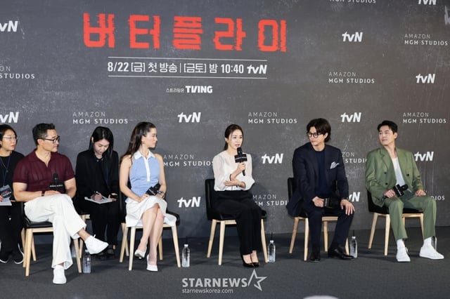 배우 대니얼 대 킴, 레이나 하디스티, 김태희, 김지훈, 션 리차드가 21일 오전 서울 CGV용산아이파크몰에서 진행된 아마존 오리지널 시리즈 '버터플라이' 기자간담회에 참석해 인사말을 하고 있다. 동명의 그래픽 노블을 원작으로 한 스파이 스릴러 시리즈 ‘버터플라이'(Butterfly)는 전직 미 정보요원 데이비드 정(대니얼 대 킴 분)과 그를 죽이기 위해 파견된 현직 요원 레베카(레이나 하디스티 분)의 쫓고 쫓기는 이야기로 오는 22일 국내 공개된다. /2025.08.21 /사진=이동훈 photoguy@