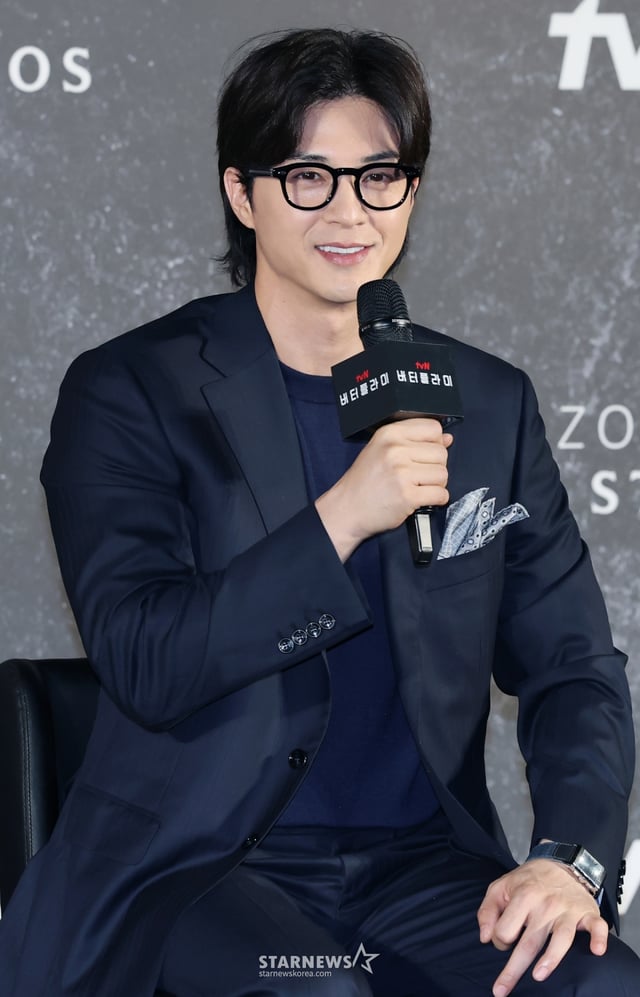 배우 김지훈이 21일 오전 서울 CGV용산아이파크몰에서 진행된 아마존 오리지널 시리즈 '버터플라이' 제작발표회에 참석해 인사말을 하고 있다. 동명의 그래픽 노블을 원작으로 한 스파이 스릴러 시리즈 ‘버터플라이'(Butterfly)는 전직 미 정보요원 데이비드 정(대니얼 대 킴 분)과 그를 죽이기 위해 파견된 현직 요원 레베카(레이나 하디스티 분)의 쫓고 쫓기는 이야기로 오는 22일 국내 공개된다. /2025.08.21 /사진=이동훈 photoguy@