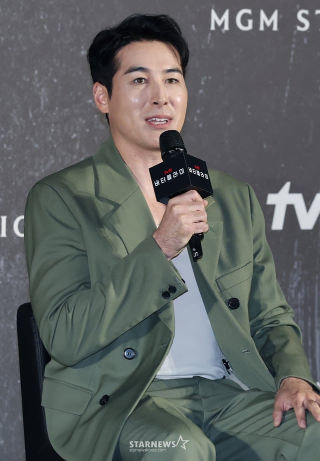 배우 션 리차드가 21일 오전 서울 CGV용산아이파크몰에서 진행된 아마존 오리지널 시리즈 '버터플라이' 제작발표회에 참석해 인사말을 하고 있다. 동명의 그래픽 노블을 원작으로 한 스파이 스릴러 시리즈 ‘버터플라이'(Butterfly)는 전직 미 정보요원 데이비드 정(대니얼 대 킴 분)과 그를 죽이기 위해 파견된 현직 요원 레베카(레이나 하디스티 분)의 쫓고 쫓기는 이야기로 오는 22일 국내 공개된다. /2025.08.21 /사진=이동훈 photoguy@
