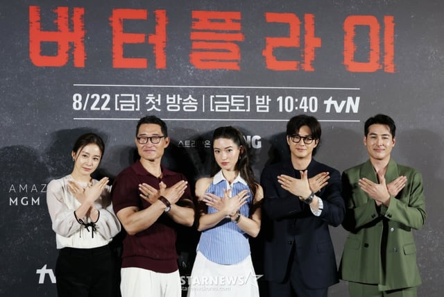 배우 김태희, 대니얼 대 킴, 레이나 하디스티, 김지훈, 션 리차드가 21일 오전 서울 CGV용산아이파크몰에서 진행된 아마존 오리지널 시리즈 '버터플라이' 기자간담회에 참석해 포즈를 취하고 있다. 동명의 그래픽 노블을 원작으로 한 스파이 스릴러 시리즈 ‘버터플라이'(Butterfly)는 전직 미 정보요원 데이비드 정(대니얼 대 킴 분)과 그를 죽이기 위해 파견된 현직 요원 레베카(레이나 하디스티 분)의 쫓고 쫓기는 이야기로 오는 22일 국내 공개된다. /2025.08.21 /사진=이동훈 photoguy@