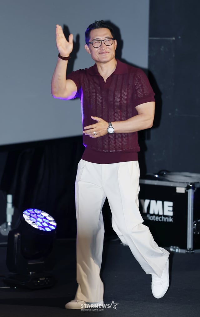 배우 대니얼 대 킴이 21일 오전 서울 CGV용산아이파크몰에서 진행된 아마존 오리지널 시리즈 '버터플라이' 제작발표회에 참석해 무대로 들어서고 있다.  동명의 그래픽 노블을 원작으로 한 스파이 스릴러 시리즈 ‘버터플라이'(Butterfly)는 전직 미 정보요원 데이비드 정(대니얼 대 킴 분)과 그를 죽이기 위해 파견된 현직 요원 레베카(레이나 하디스티 분)의 쫓고 쫓기는 이야기로 오는 22일 국내 공개된다. /2025.08.21 /사진=이동훈 photoguy@