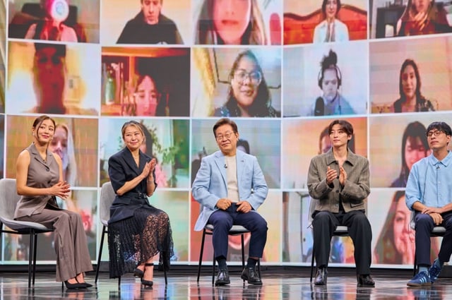  (왼쪽부터) 영화의 OST를 부른 걸그룹 트와이스의 멤버 정연·지효, 매기 강 감독, 이재명 대통령, 음악 프로듀서 겸 디제이 알티(R.Tee), 평론가 김영대 / 사진=대통령실 제공