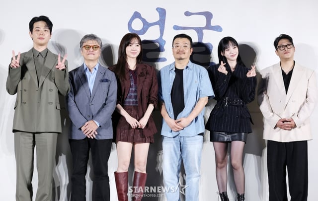배우 박정민, 권해효, 신현빈, 연상호 감독, 배우 한지현, 임성재가 22일 서울 광진구 롯데시네마 건대입구에서 진행된 영화 '얼굴(감독 연상호)' 제작보고회에 참석해 포즈를 취하고 있다. /2025.08.22 /사진=김휘선 hwijpg@